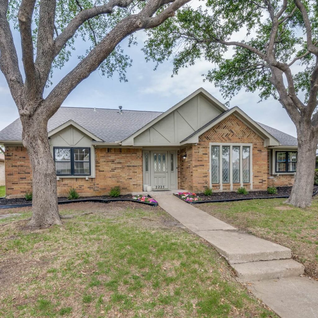 Brick ranch home with freshly painted gray siding gables and trim, exterior painting by San Miguel Painting in Carrollton, Texas